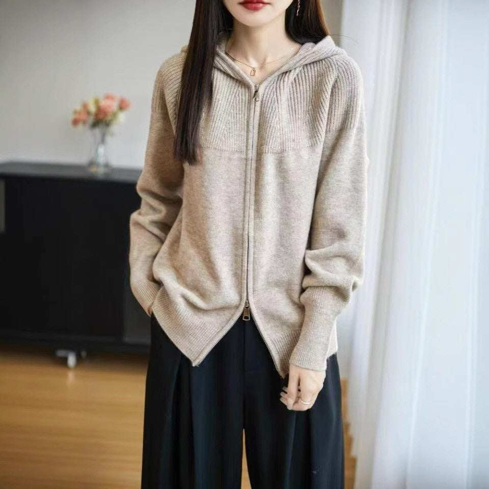 Veste à capuche pour femme avec un tricot côtelé fin et un design élégant de fermeture éclair Chic & Stil