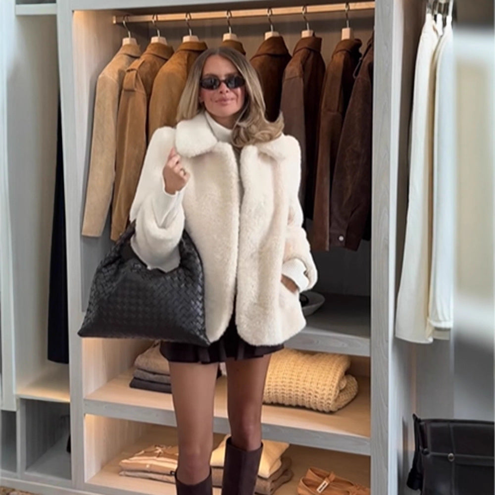 Women's short jacket made of teddy faux fur with oversized collar and pockets Amarae