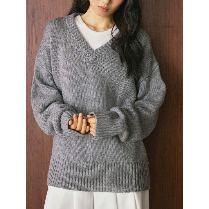 Women's Chunky Knit V-Neck Sweater with Oversized Cut and Wide Ribbed Hem