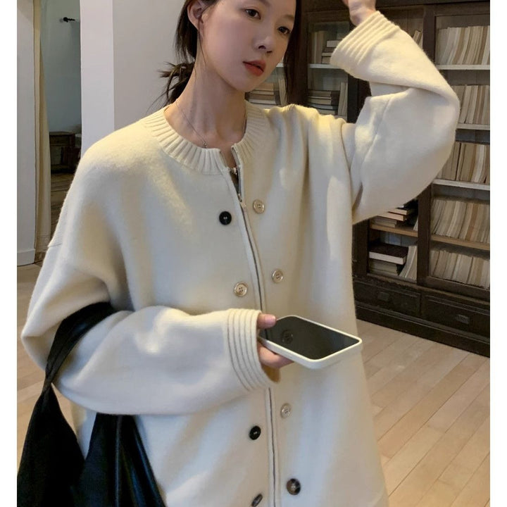 Cardigan classique pour femmes avec coupe confortable et boutons décoratifs Chic & Stil