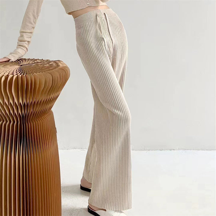 Pull-over croisé pour femmes avec décolleté en V profond et texture côtelée Chic & Stil