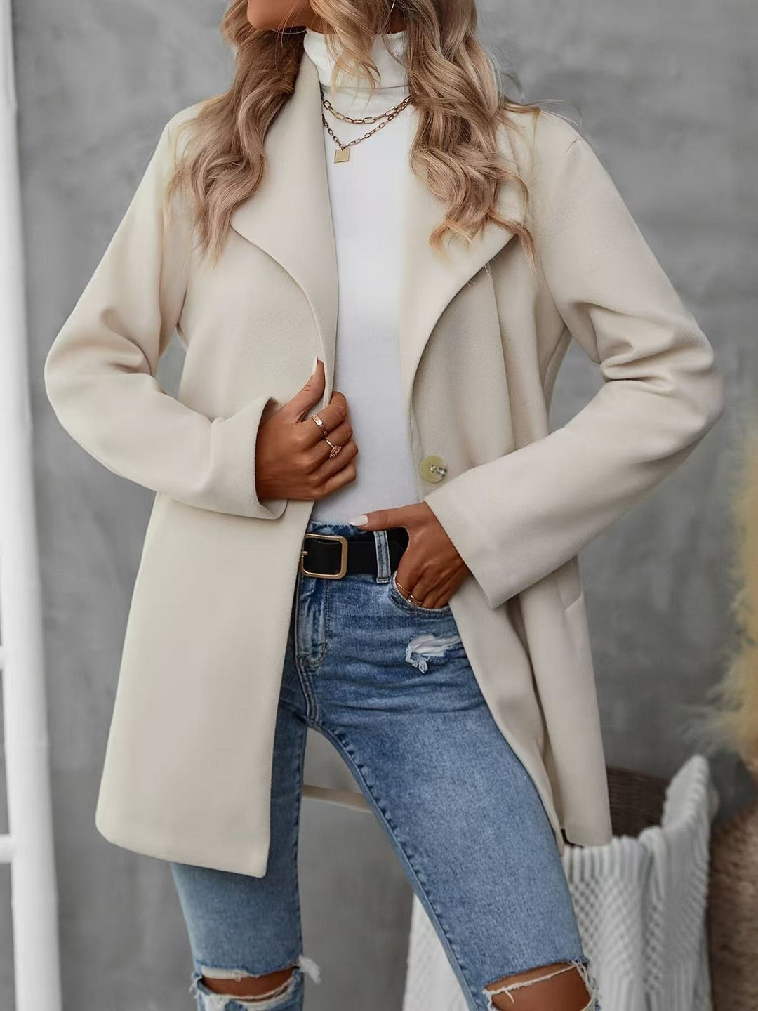 Ladies Elegant Oversized Jacket with Classic Cut and Chic Modern Buttons