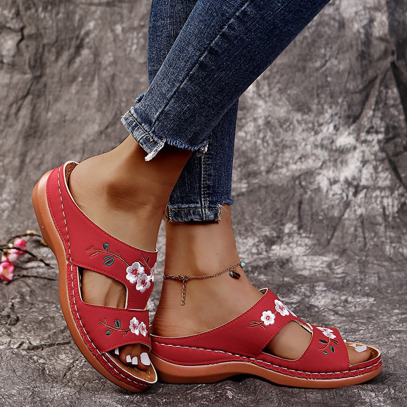 Women's strap sandals with floral embroidery and comfortable insole Chic and Style