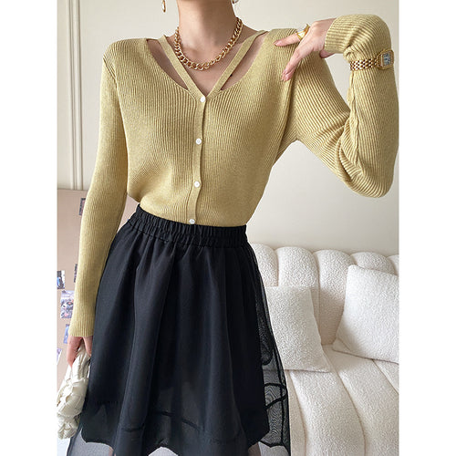 Women's knit top with deep V-neckline and decorative straps Chic & Stil