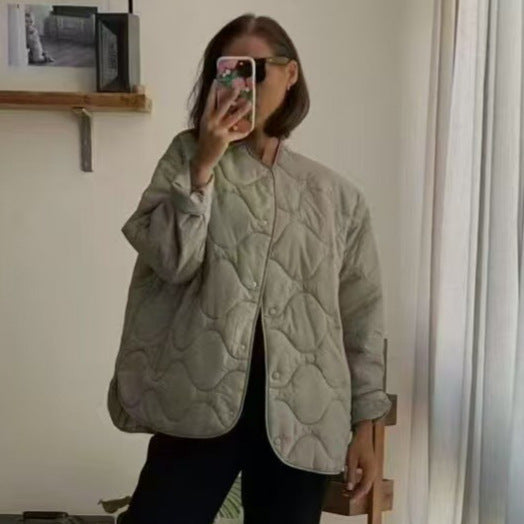 Veste de transition matelassée pour femmes avec une structure ondulée innovante et une fermeture à boutons pratique Chic & Stil