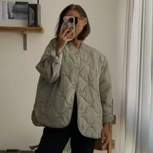 Veste de transition matelassée pour femmes avec une structure ondulée innovante et une fermeture à boutons pratique Chic & Stil