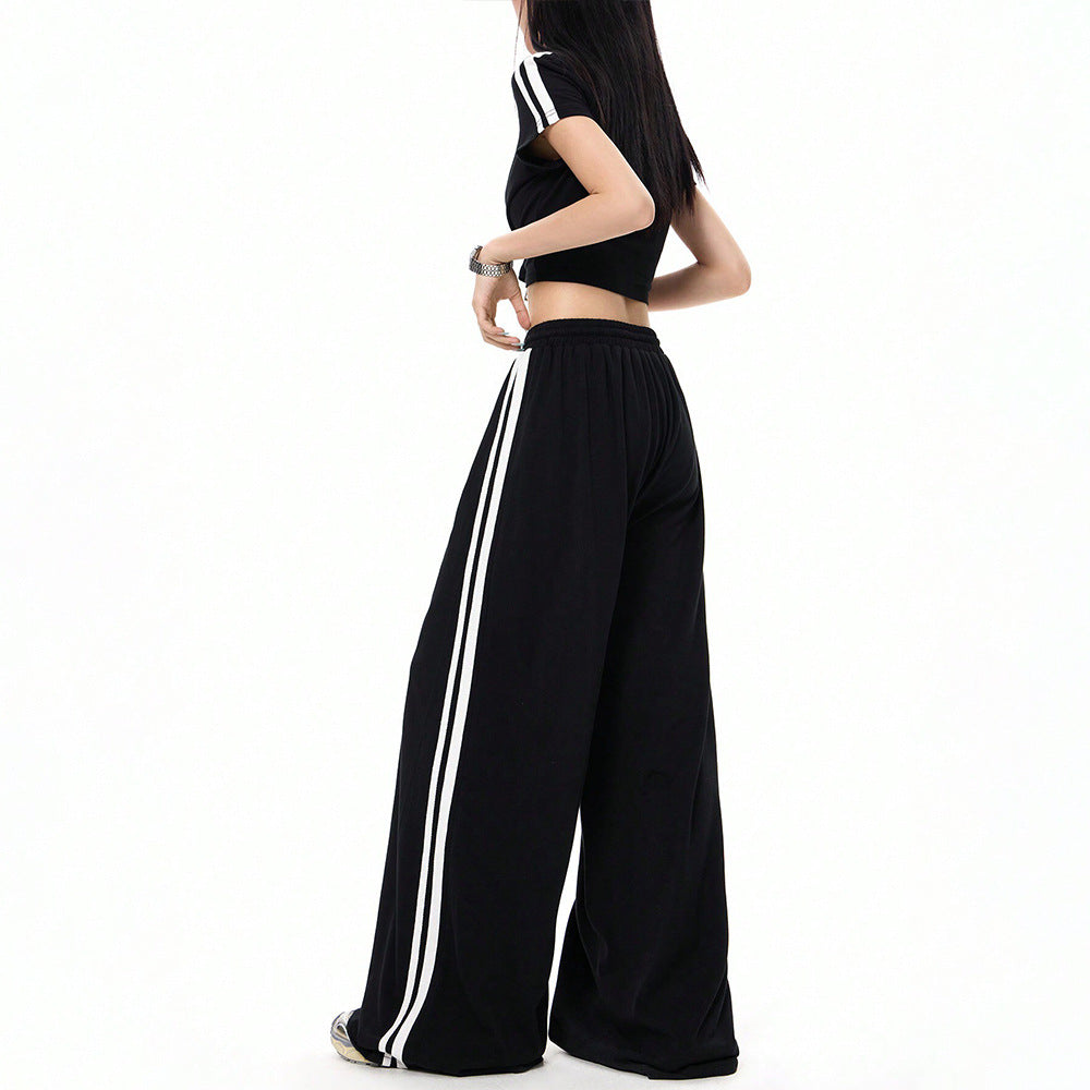 Ensemble sportif féminin composé d'un crop top et de pantalons à coupe ample avec des détails en slip Chic & Stil