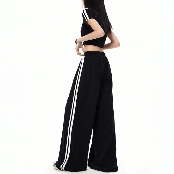 Ensemble sportif féminin composé d'un crop top et de pantalons à coupe ample avec des détails en slip Chic & Stil