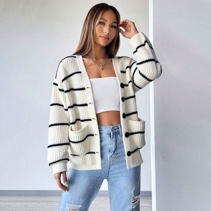 Cardigan tricoté à manches courtes rayé pour femmes avec fermeture à boutons et poches latérales Chic & Stil