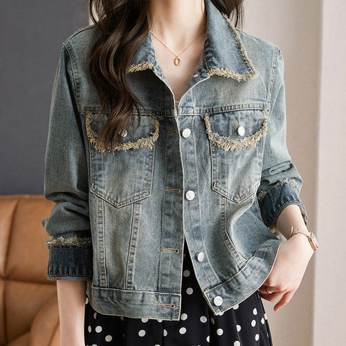 Veste en denim décontractée pour femmes avec des franges élégantes et des détails de boutons décoratifs Chic & Stil