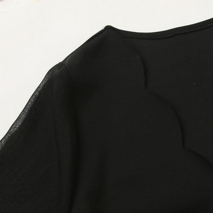 Robe élégante pour femmes avec des manches transparentes et un décolleté en V Chic & Stil