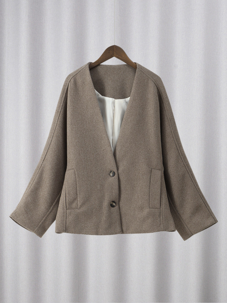 Fashionable wool coat for women with an oversized fit and an elegant lapel Lune London