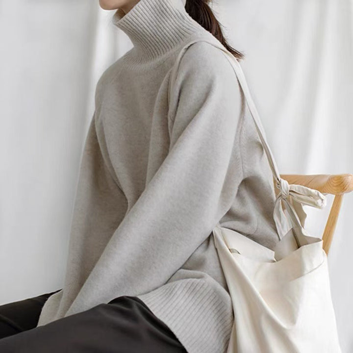 Oversized turtleneck sweater for women with ribbed structure Lune London