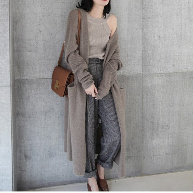 Cardigan long pour femmes en tricot avec design de poche pratique et matériau doux Chic & Stil