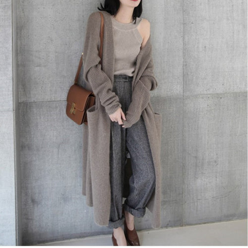 Cardigan long pour femmes en tricot avec design de poche pratique et matériau doux Chic & Stil