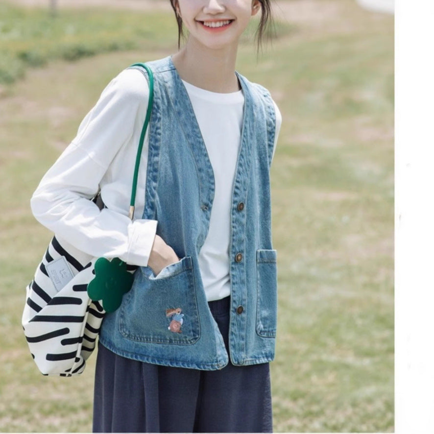 Gilet en denim à la mode pour femmes avec poches et détails de boutons Chic & Stil