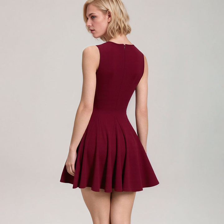 Robe mini femme avec décolleté plongeant et lien de tirage ludique Chic & Stil