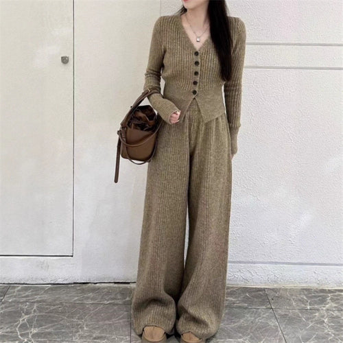 Costume tricoté pour femmes avec décolleté en V et détails de boutons Chic & Stil