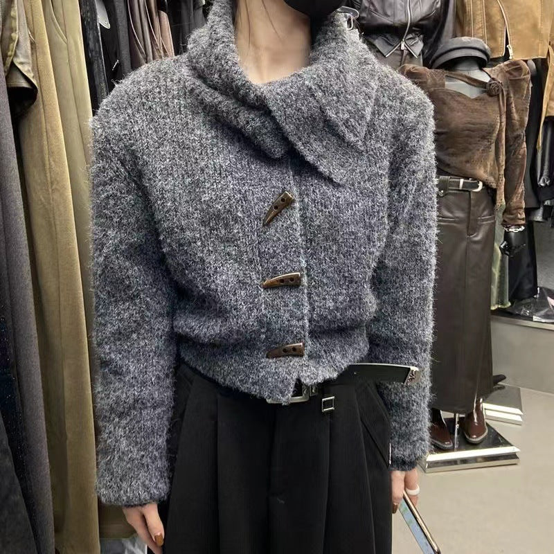Cardigan pour femmes avec col stylé et boutons décoratifs Chic & Stil
