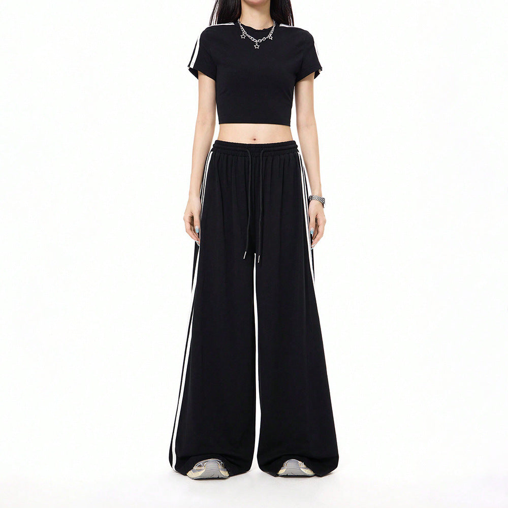 Ensemble sportif féminin composé d'un crop top et de pantalons à coupe ample avec des détails en slip Chic & Stil