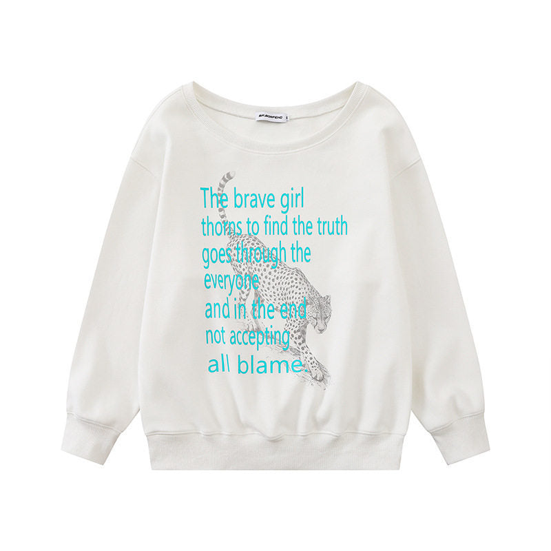 Women's oversized sweatshirt with round neck, typographic statement, and leopard illustration Amarae