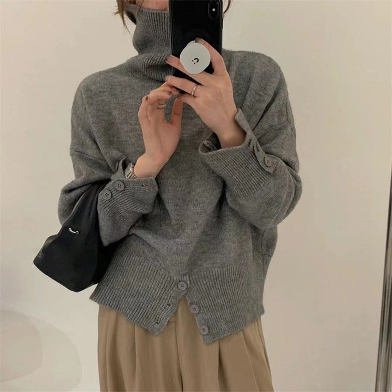 Pull à col roulé confortable pour femmes avec détails en boutons Chic & Stil