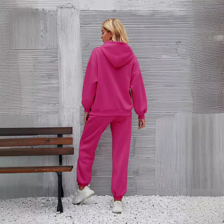 Women's casual hoodie suit with a comfortable fit and side pockets Chic & Stil