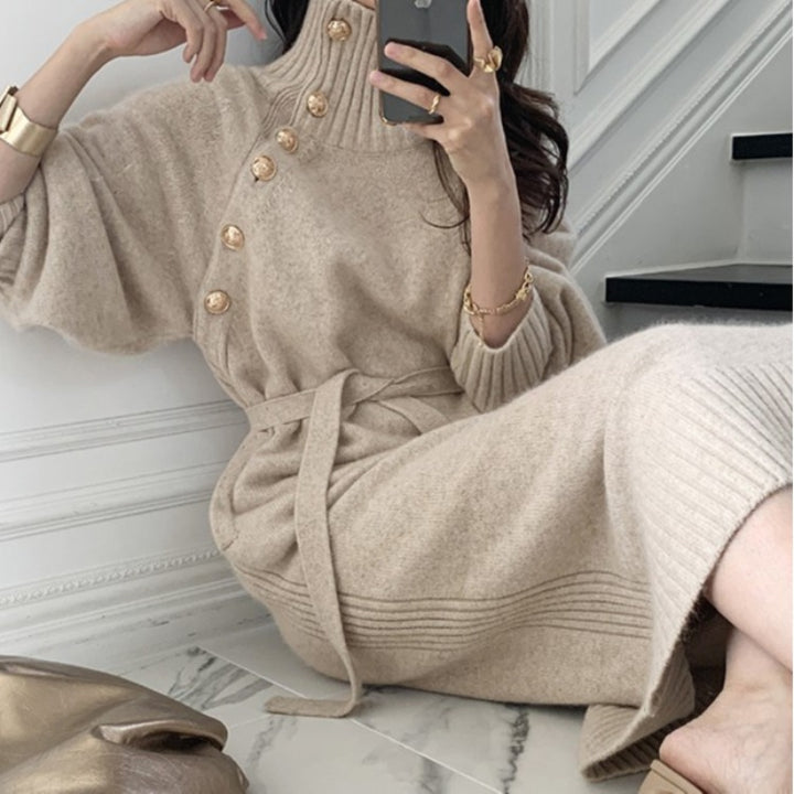 Robe tricotée élégante pour femme avec col haut à la mode et boutons décoratifs Chic & Stil
