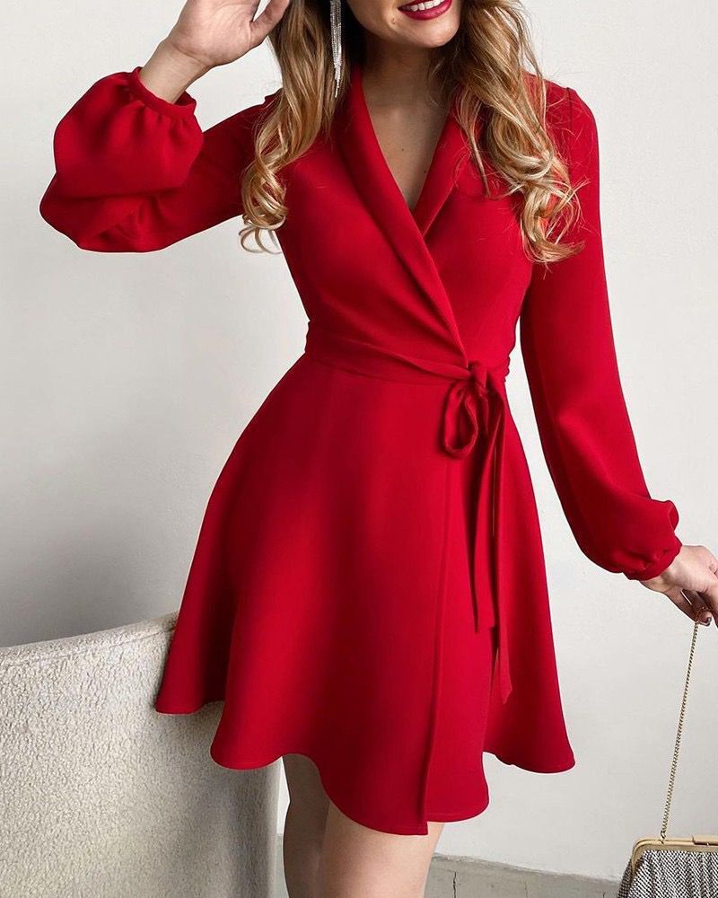 Robe portefeuille pour femmes avec un design floral et une silhouette élégante Chic & Stil