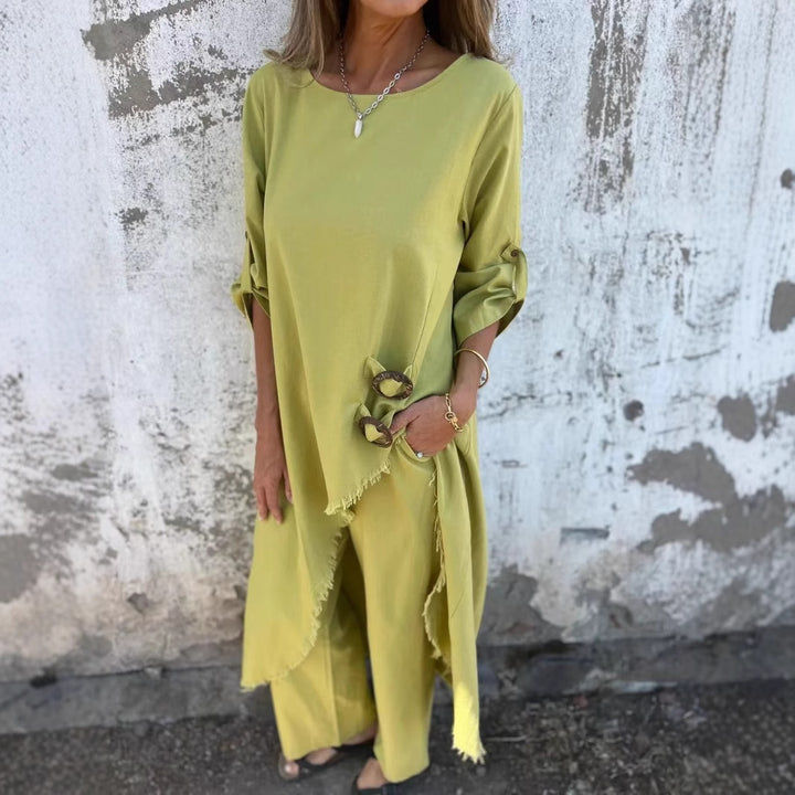 Casual maxi dress for women with a loose fit and chic button details