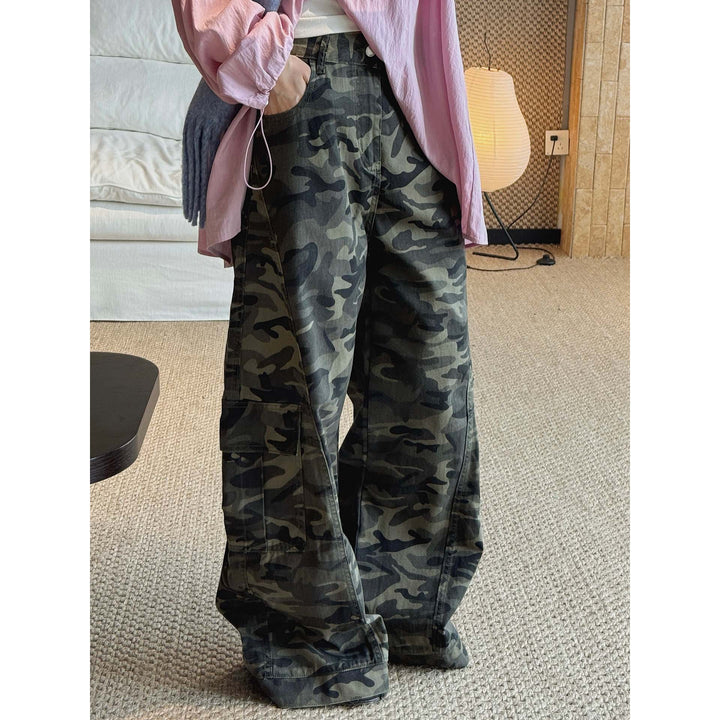 Women’s cargo pants in baggy cut with camouflage pattern and large flap pockets