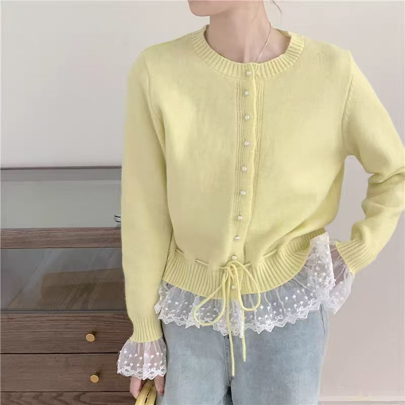 Cardigan pour femmes avec dentelle et détails de boutons Chic & Stil