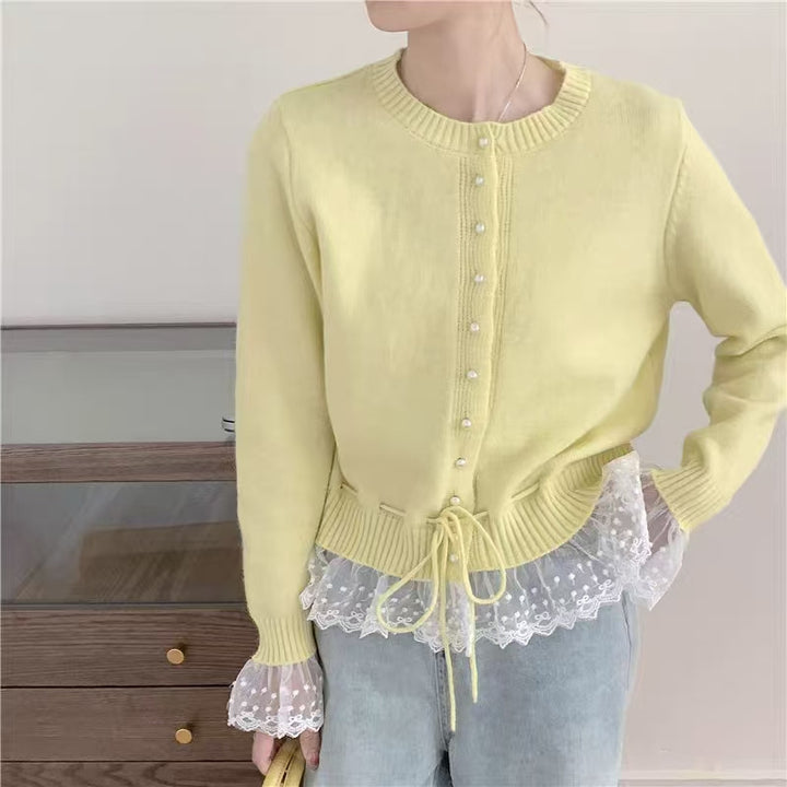 Cardigan pour femmes avec détails en volants et boutons décoratifs en perles Chic & Stil