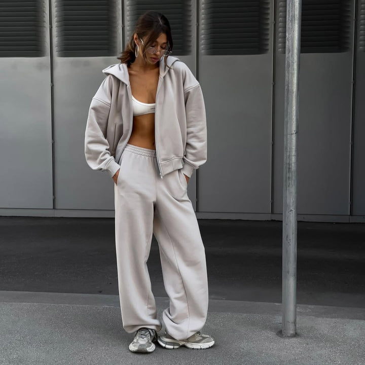 Hoodie and jogging set for women in soft material with a loose design Lune London