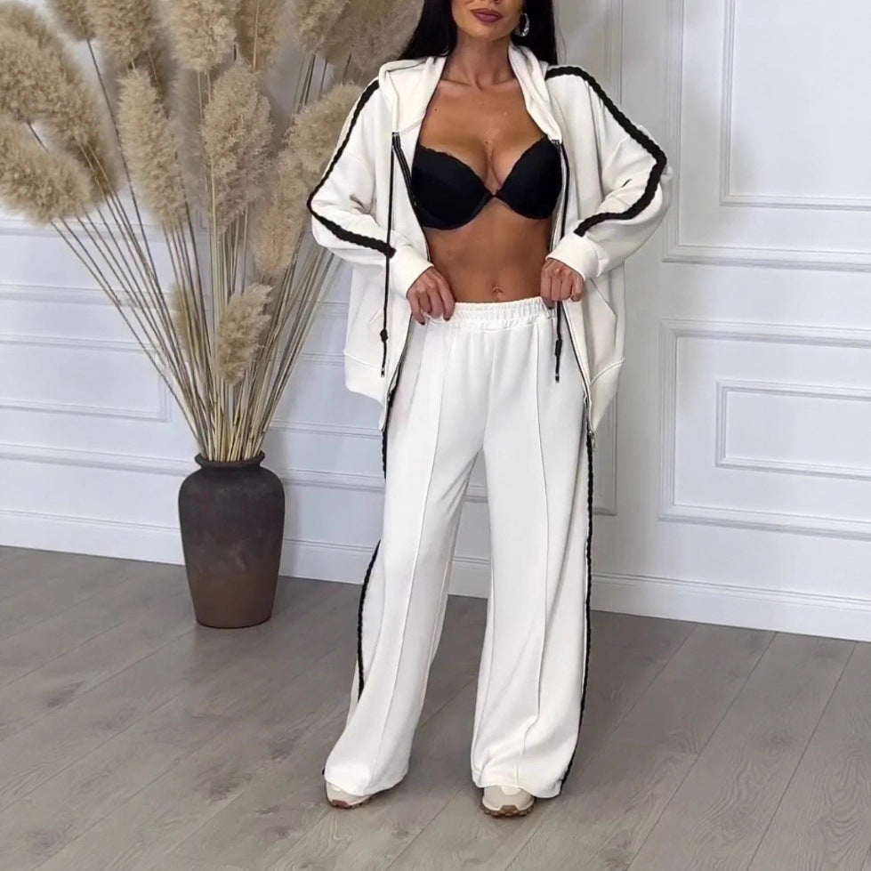 Ensemble de survêtement à capuche pour femmes avec des éléments latéraux contrastants Chic & Stil