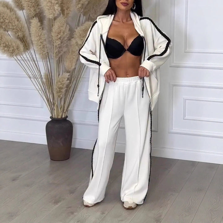 Ensemble de survêtement à capuche pour femmes avec des éléments latéraux contrastants Chic & Stil