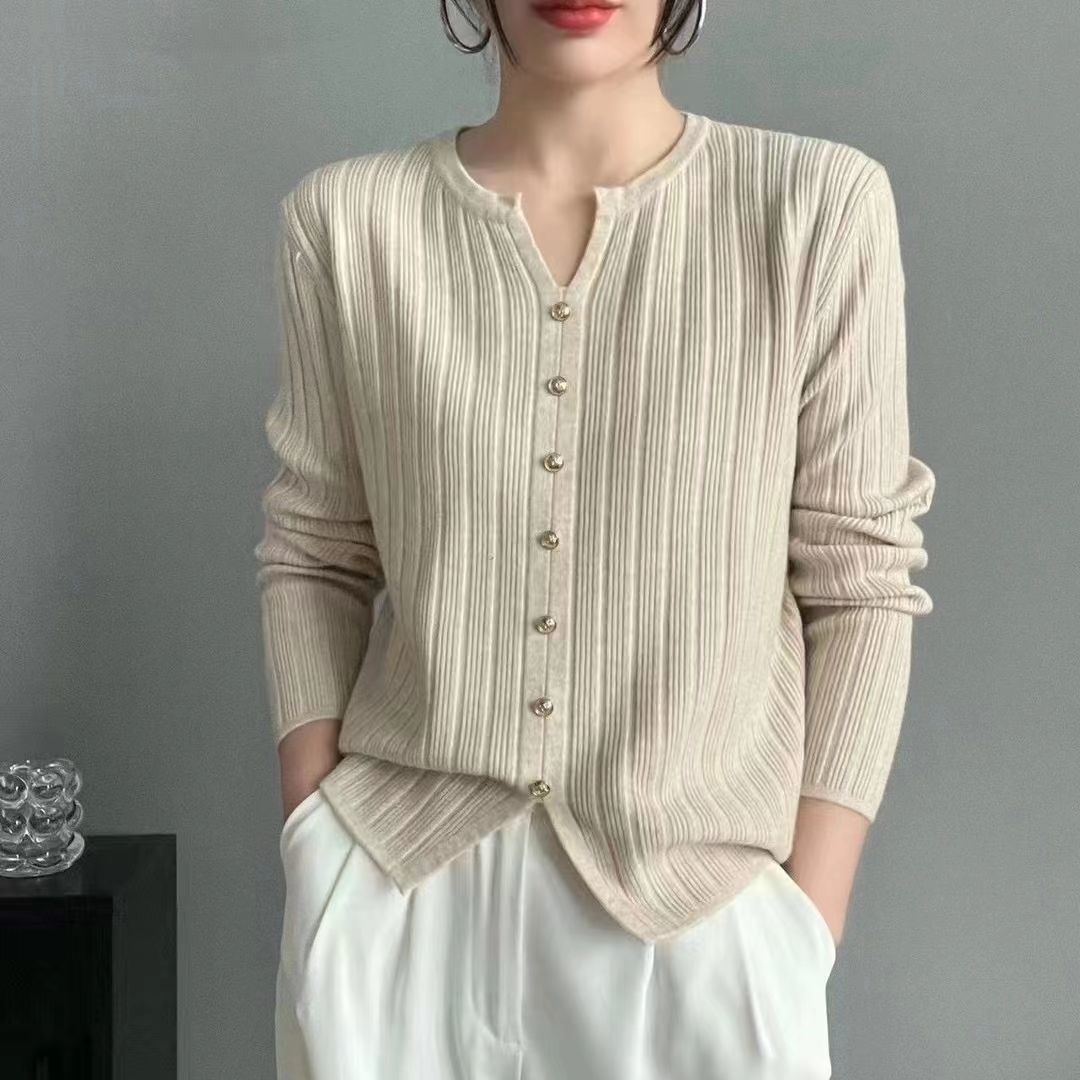 Blouse élégante pour femmes avec de fins plis et des détails de boutons Chic & Stil