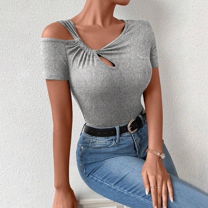 Body féminin ajusté avec encolure asymétrique et détail de nœud élégant Chic & Stil