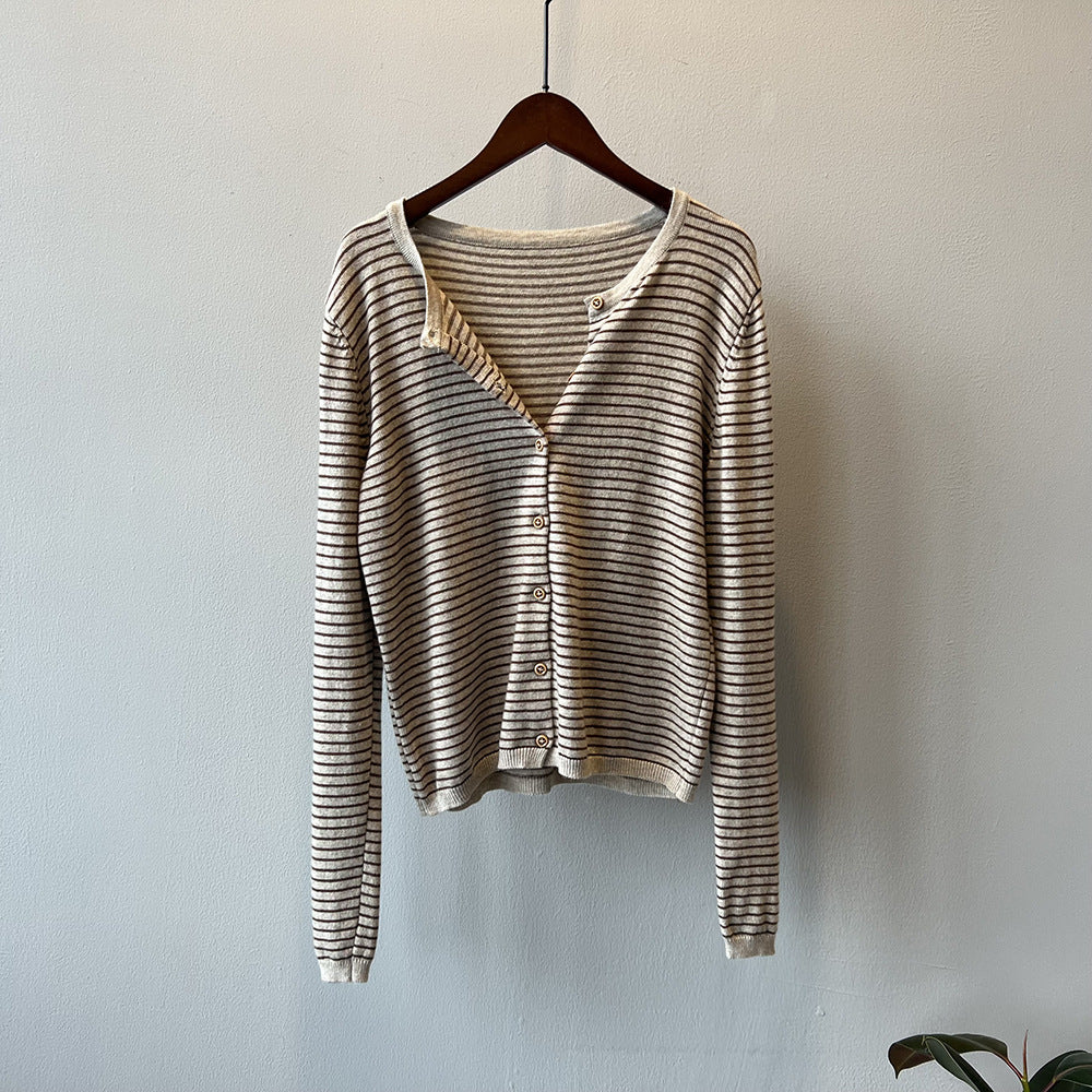 Chemisier à manches longues pour femmes avec motif rayé maritime et patte de boutonnage Chic & Stil