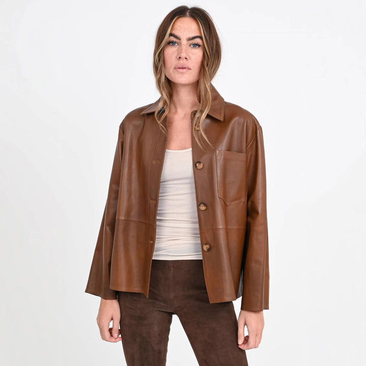 Veste en cuir synthétique pour femmes avec boutons contrastés et poche poitrine Chic & Stil