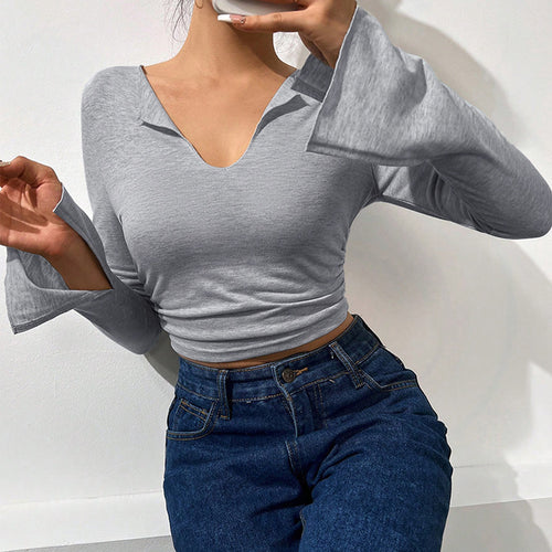 Chemise à manches longues cropped pour femmes avec des manches évasées à la mode et un élégant col en V Chic & Stil