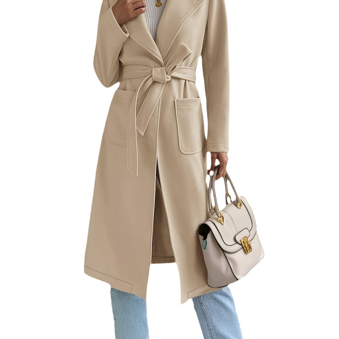 Classic and elegant trench coat for women with a waist belt and discreet pockets Lune London