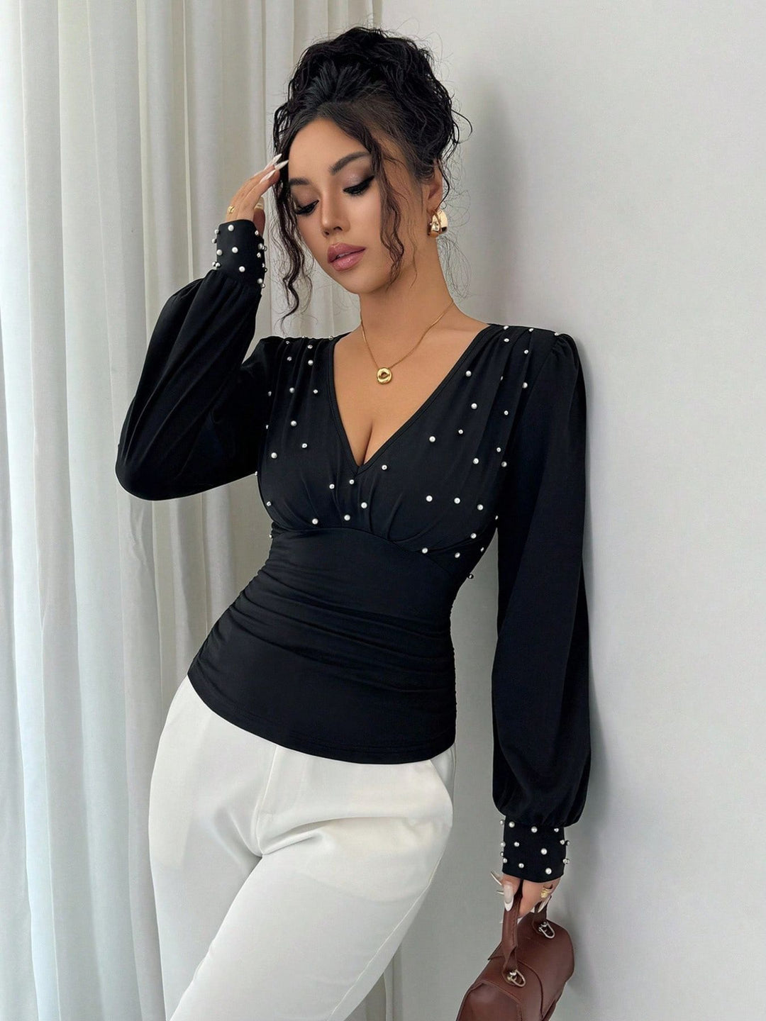 Chemisier élégant pour femmes avec décolleté en V et décoration Chic & Stil