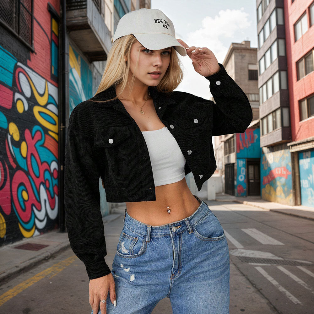 Veste en velours côtelé courte pour femmes avec des détails à la mode et des poches pratiques Chic & Stil