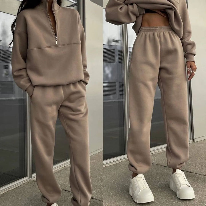 Chic and Style women's sports and leisure set with high collar and zipper