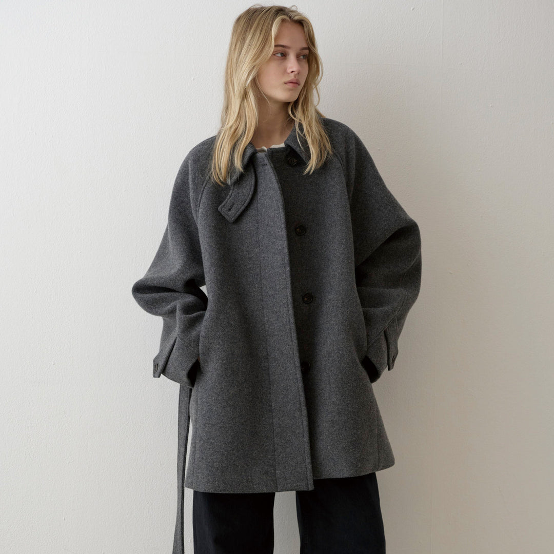 Manteau en laine oversize pour femmes avec col haut et ceinture Chic & Stil