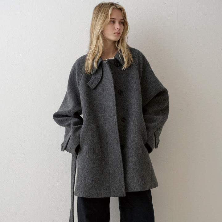 Manteau en laine oversize pour femmes avec col haut et ceinture Chic & Stil