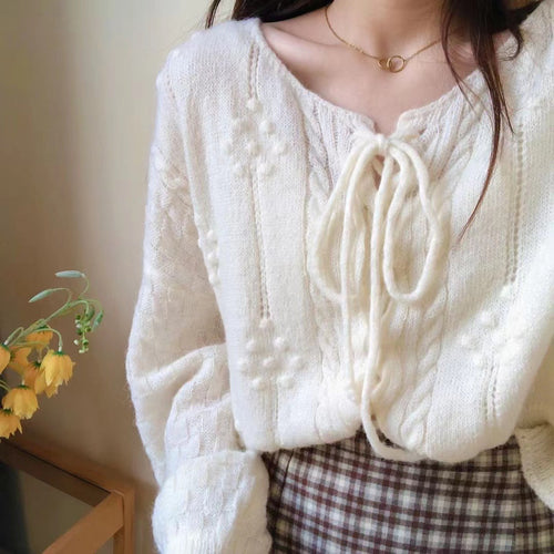 Pull en tricot pour femmes avec un haut à lacets ludique et un design texturé Chic & Stil