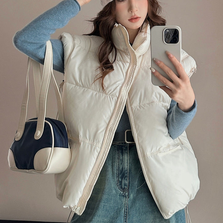 Quilted leisure jacket for women with a high collar and practical pockets.