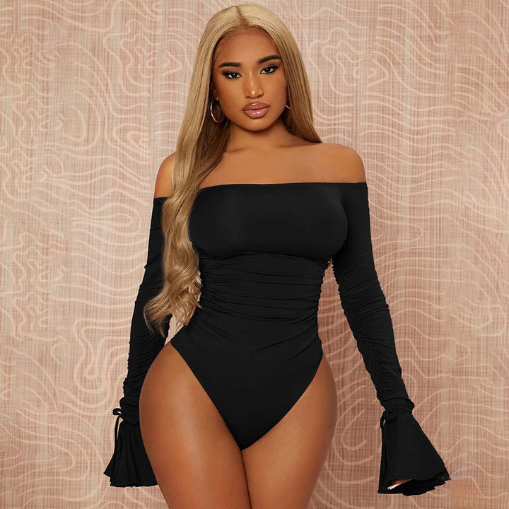 Body féminin élégant à épaules dénudées avec des détails froncés et des manches longues Chic & Stil